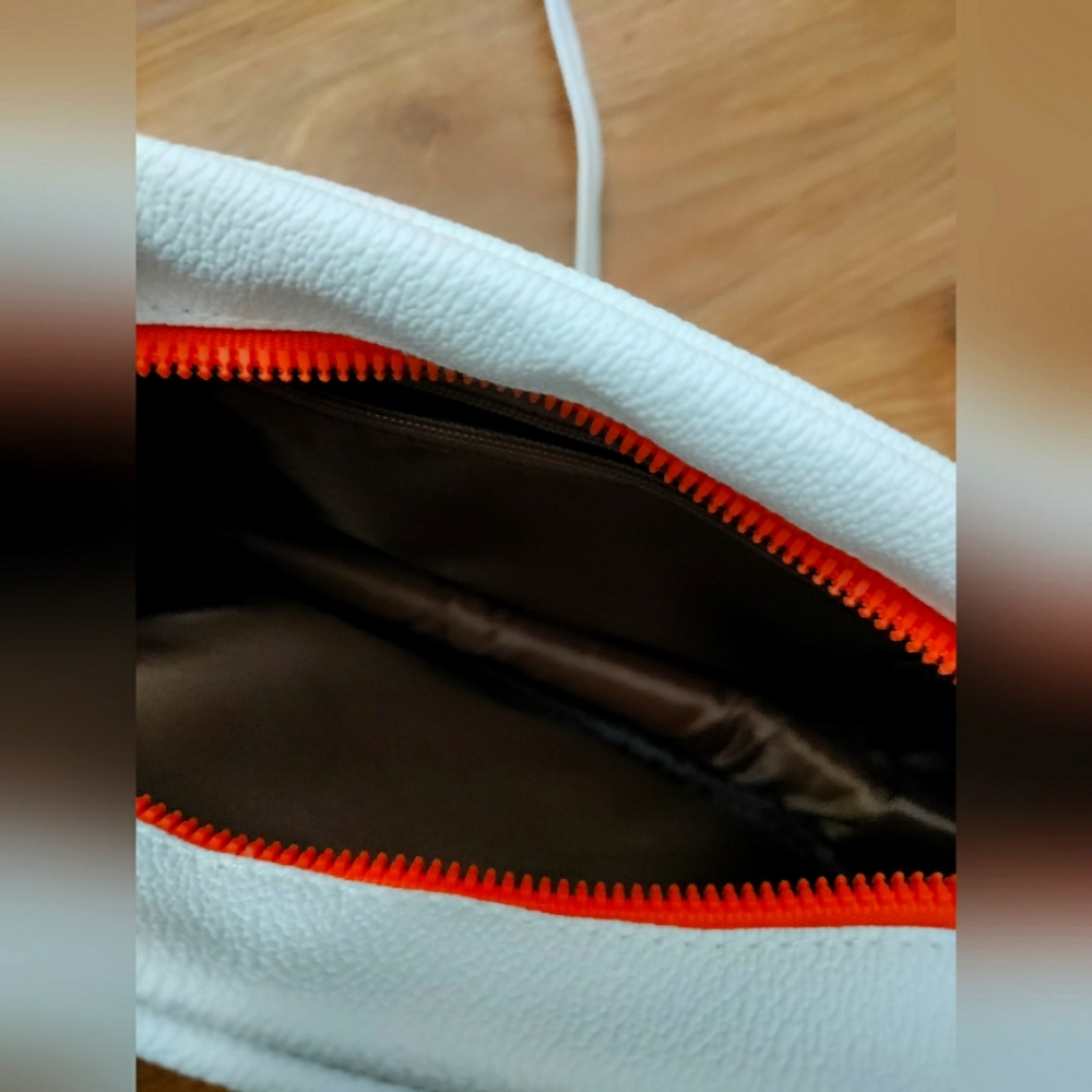White and Red Graphic Women's Bag - Picture 4 of 4